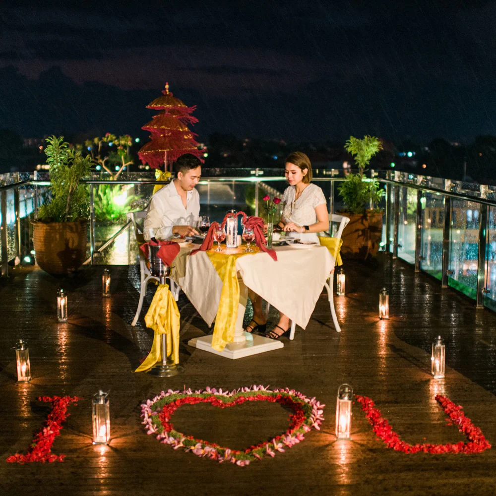 Makan Malam Romantis di Restoran Atap Merah Saga dan Bar (Hotel Santika Seminyak, Bali)